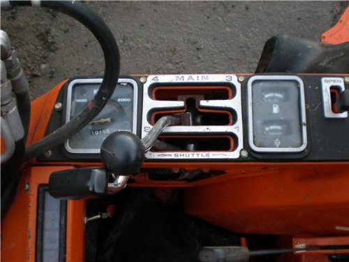 L1-R26 Shuttle Shift A close up of the L1-R shuttle shift - its placement means operating the tractor is not awkward regardless of forward or reverse configuration.