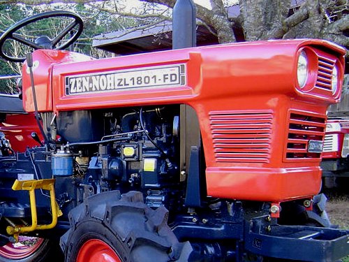 zennohdecalsandgrille A Kubota L1801 with ZEN-NOH hood decals and plastic grille insert.