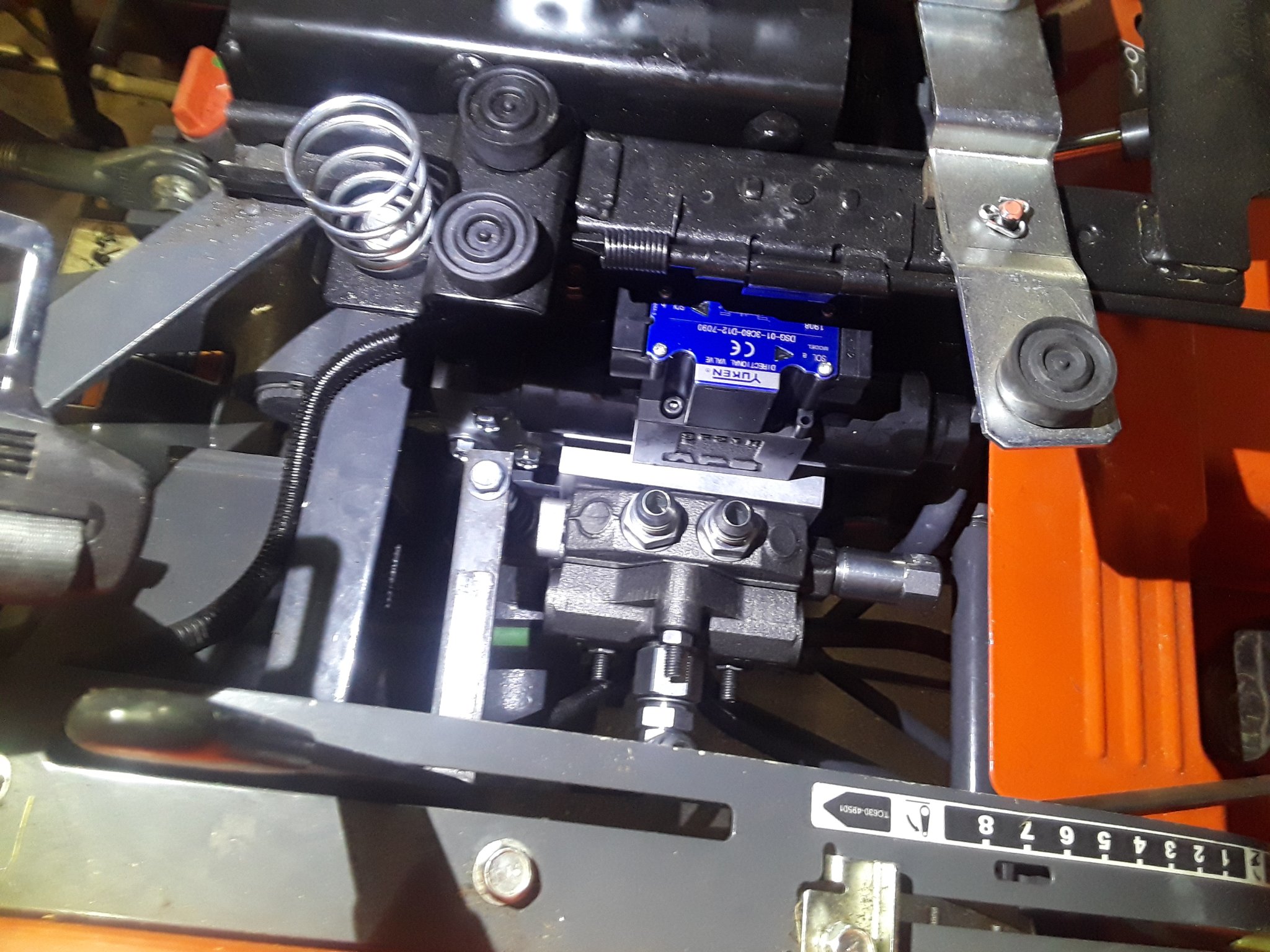 Tractor Hydraulics Jumping - 78b2ycx