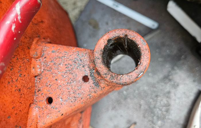 25 08 09 kubota mower left scalp wheel bore with shaft out small.jpg