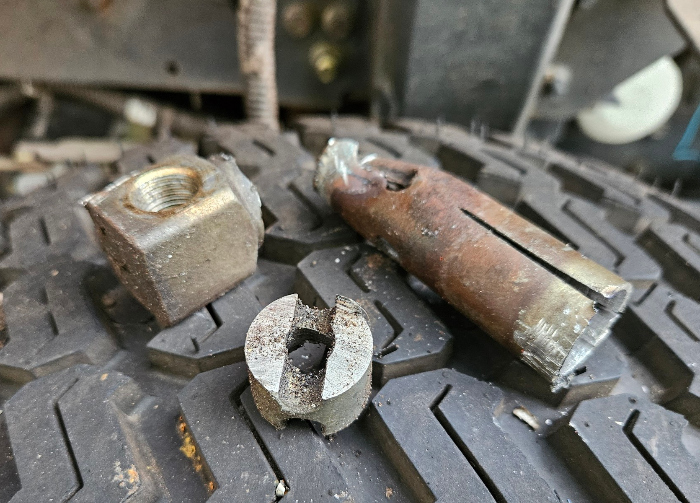 25 08 09 kubota mower left scalp wheel mangled shaft bits small.jpg