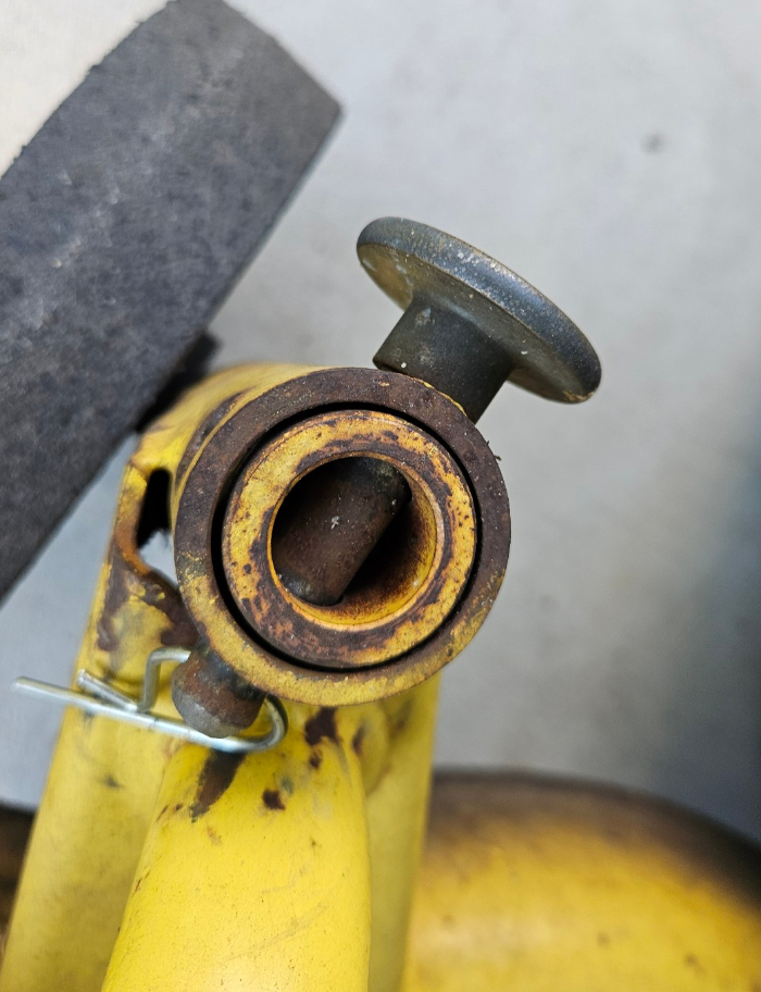 25 08 21 jd mower scalp shaft for comparison to kubota bad design small.jpg