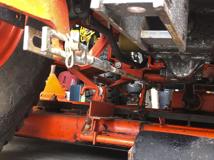 720x540-3-point-deck-down-rod-retracted~2”-to-take-slack-out-of-chains-so-raising-mechanism-li...jpg