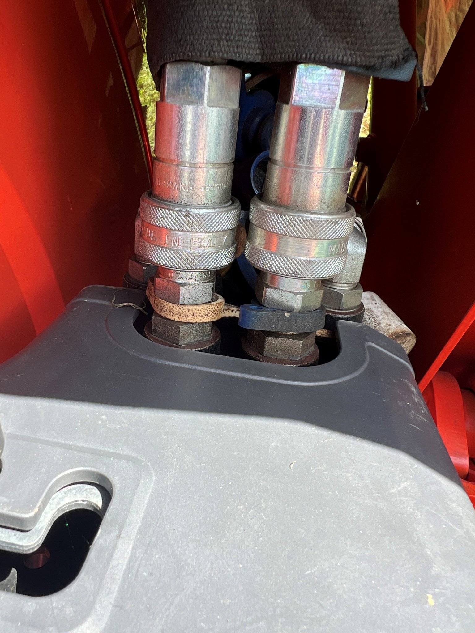 Kubota_FEL_hydraulic_fittings.jpg