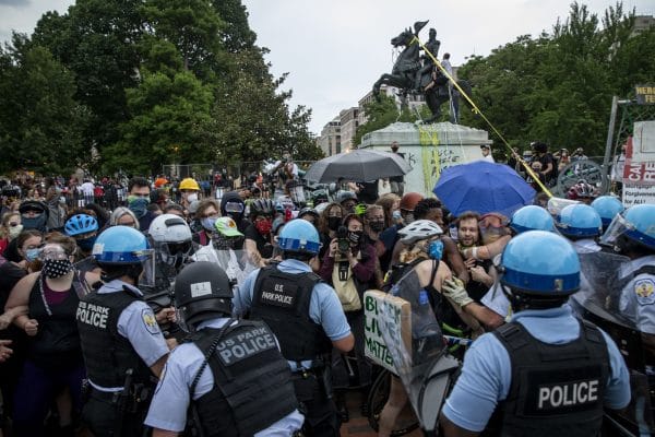 US-NEWS-SEE-IT-PROTESTERS-TRY-TO-1-GET-600x400.jpg